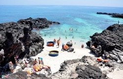 khach du lich den mien trung tang dot bien nho kich cau