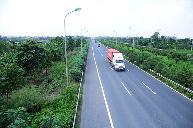 bao dong tinh trang xe tai cay nat dai lo thang long