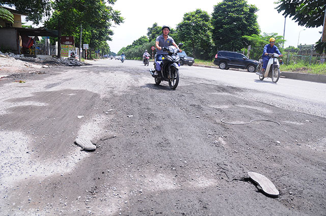 bao dong tinh trang xe tai cay nat dai lo thang long