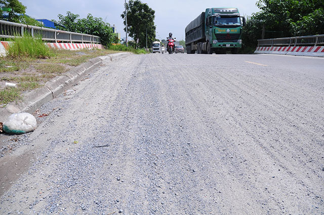 bao dong tinh trang xe tai cay nat dai lo thang long