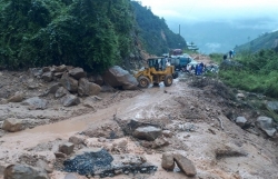 son la khac phuc hau qua cac tuyen duong giao thong sau mua lu