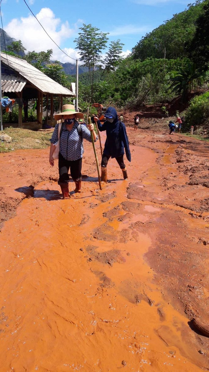 thay tro ron lu thanh hoa coi dep loi bun den truong du khai giang