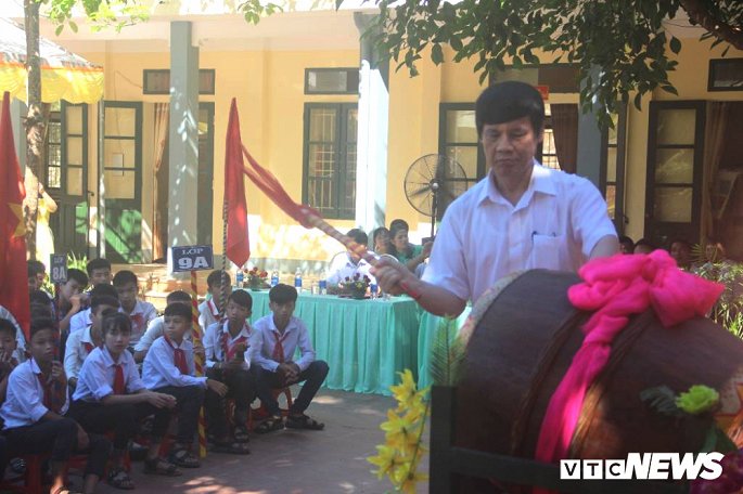 thay tro ron lu thanh hoa coi dep loi bun den truong du khai giang