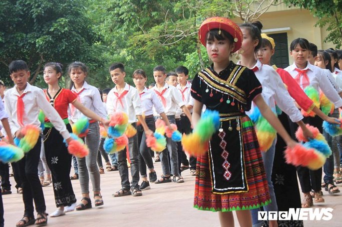 thay tro ron lu thanh hoa coi dep loi bun den truong du khai giang