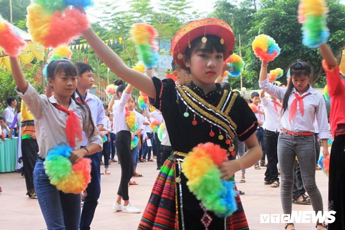 thay tro ron lu thanh hoa coi dep loi bun den truong du khai giang