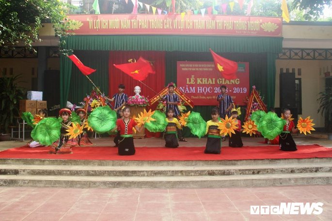 thay tro ron lu thanh hoa coi dep loi bun den truong du khai giang