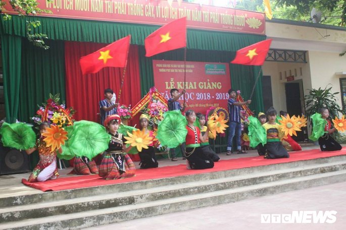 thay tro ron lu thanh hoa coi dep loi bun den truong du khai giang