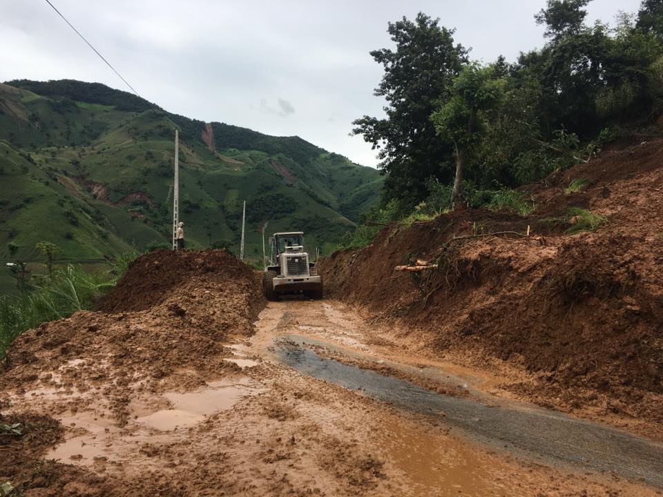 son la khac phuc hau qua cac tuyen duong giao thong sau mua lu