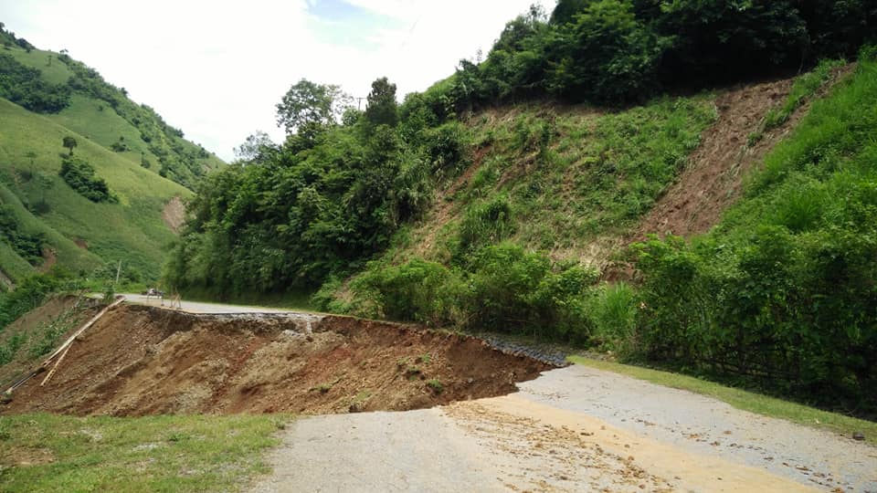 son la khac phuc hau qua cac tuyen duong giao thong sau mua lu