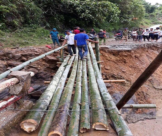 son la khac phuc hau qua cac tuyen duong giao thong sau mua lu