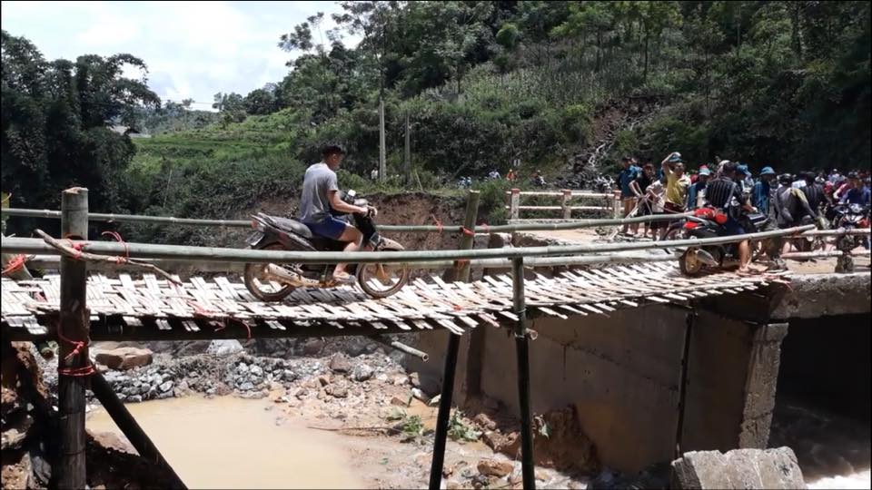 son la khac phuc hau qua cac tuyen duong giao thong sau mua lu