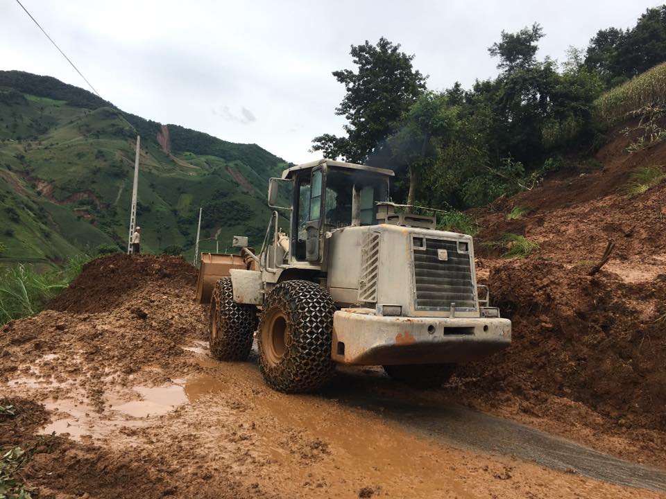 son la khac phuc hau qua cac tuyen duong giao thong sau mua lu