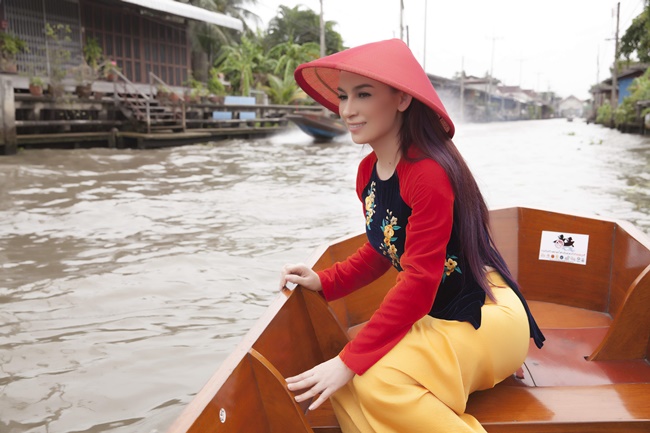 phi nhung duyen dang voi ao dai tren xuong di cho noi o thai lan