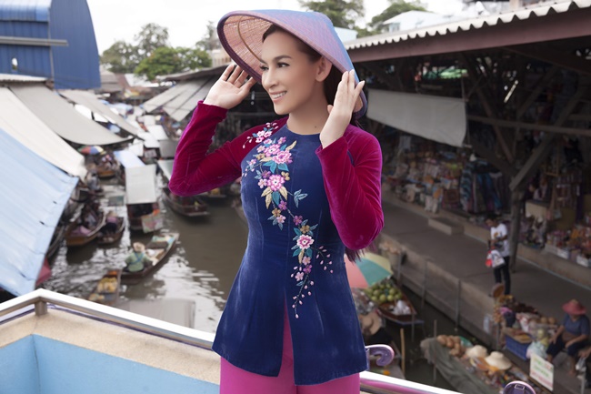 phi nhung duyen dang voi ao dai tren xuong di cho noi o thai lan