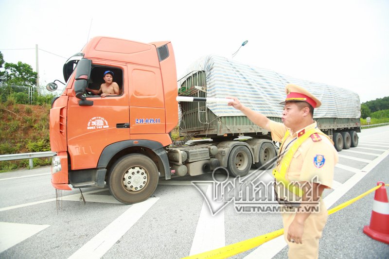 xe bon no nhu bom chot chan ngay dem cao toc hn lao cai