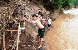 Lũ dữ phá tan đường, gian nan hành trình gùi hàng cứu trợ đến xã biên giới Thanh Hoá