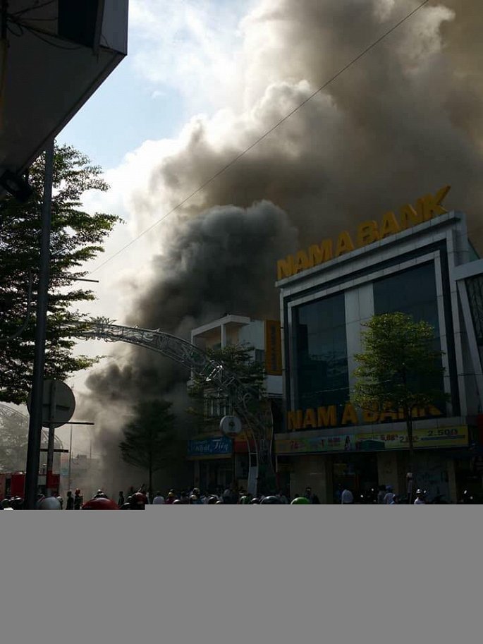 quan bar o da nang boc chay du doi khoi cuon cuon kin troi