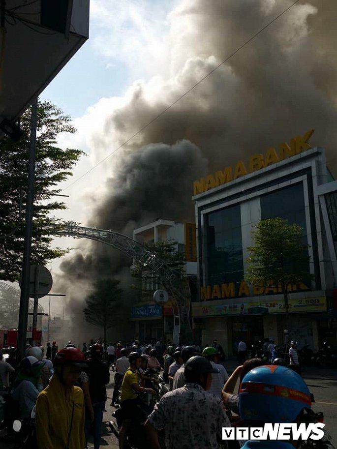 quan bar o da nang boc chay du doi khoi cuon cuon kin troi