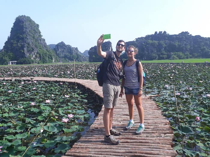 gioi tre ru nhau checkin dam sen ky la no vao mua thu o ninh binh