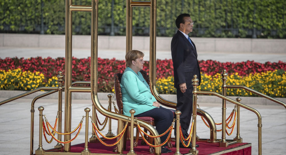 ba merkel phai ngoi nghe quoc ca trong chuyen tham trung quoc