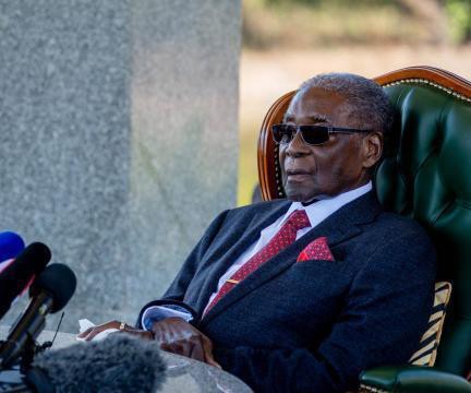 robert mugabe tu anh hung den tong thong tham quyen co vi cua zimbabwe