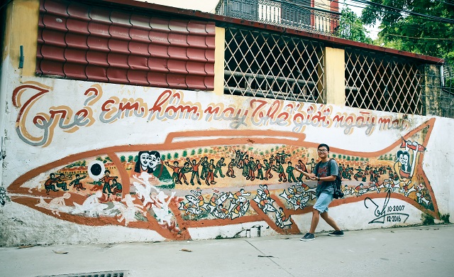 co mot ngo bich hoa gian di o ha noi