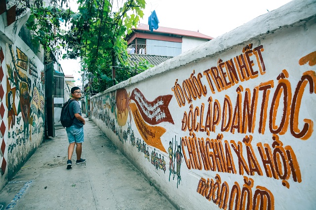 co mot ngo bich hoa gian di o ha noi