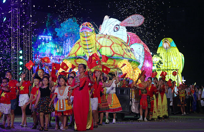 len tuyen quang ngam voi rua khung ra pho choi trung thu