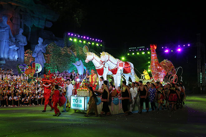 len tuyen quang ngam voi rua khung ra pho choi trung thu