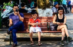 bat chuoc quang cao bo me nhet con trai vao lo vi song gay phan no