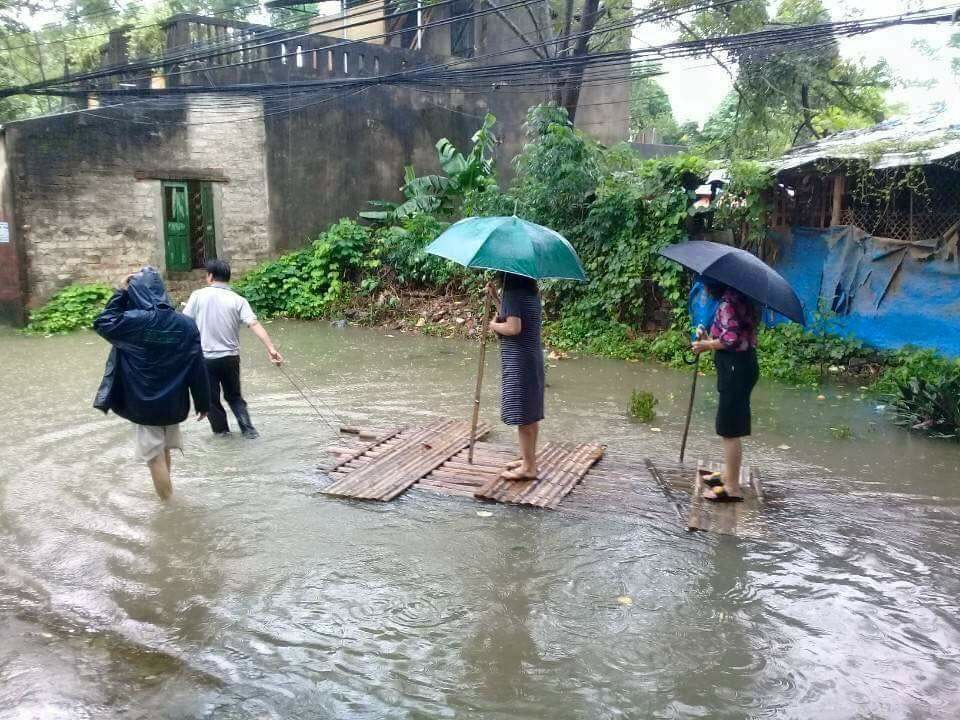 xon xao hinh anh nu chu tich phuong dung tren be de dan keo di thi sat lut