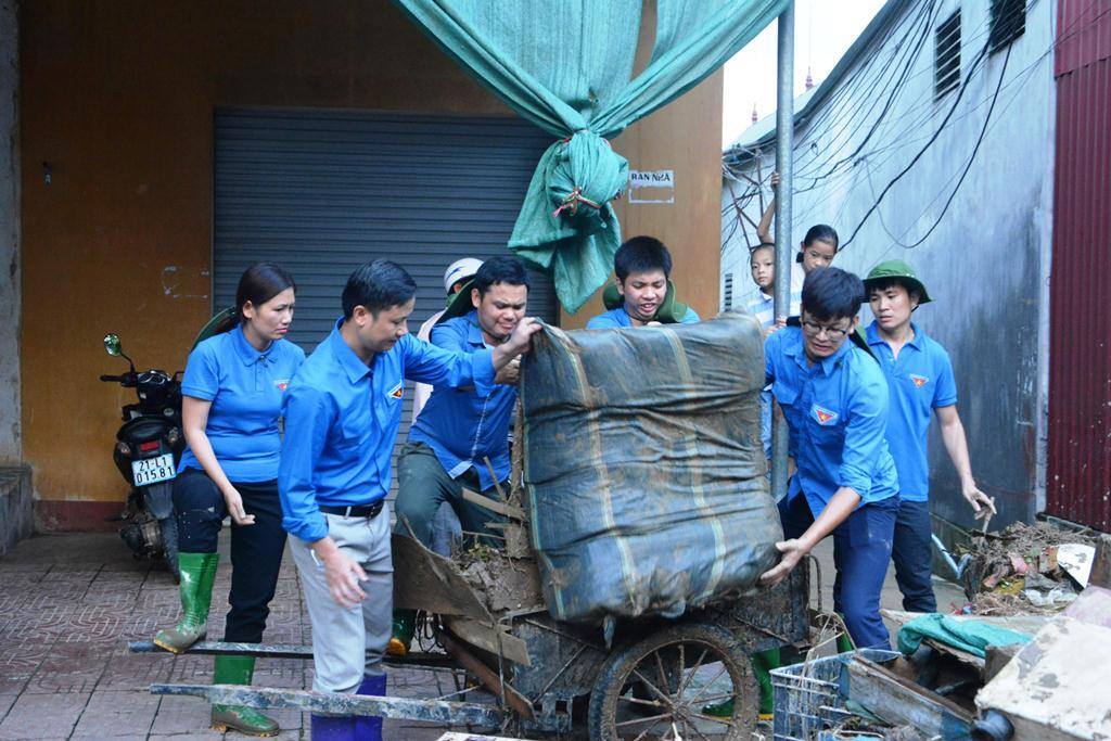 chum anh lop lai nha don dep sinh lay sau mua lu