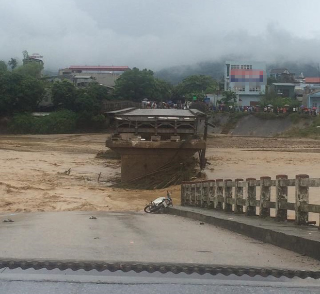 xot xa nhin canh nguoi dan chong choi lu lut song choi voi tren noc nha