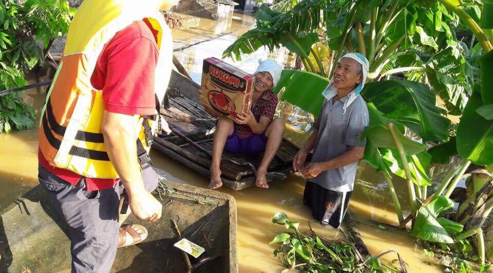 xot xa nhin canh nguoi dan chong choi lu lut song choi voi tren noc nha