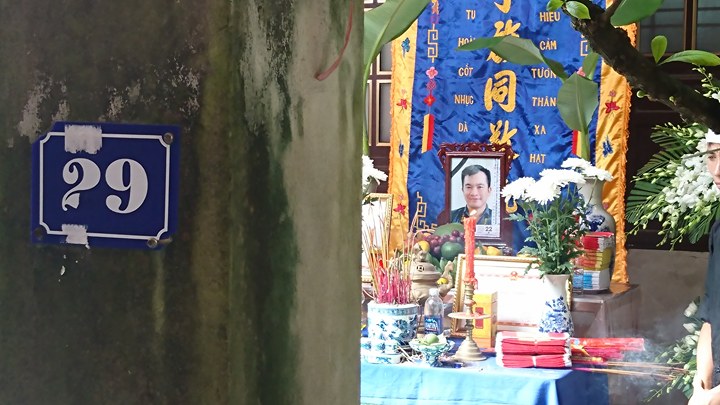 le vieng dinh huu du tai que nha nuoc mat khong ngung roi