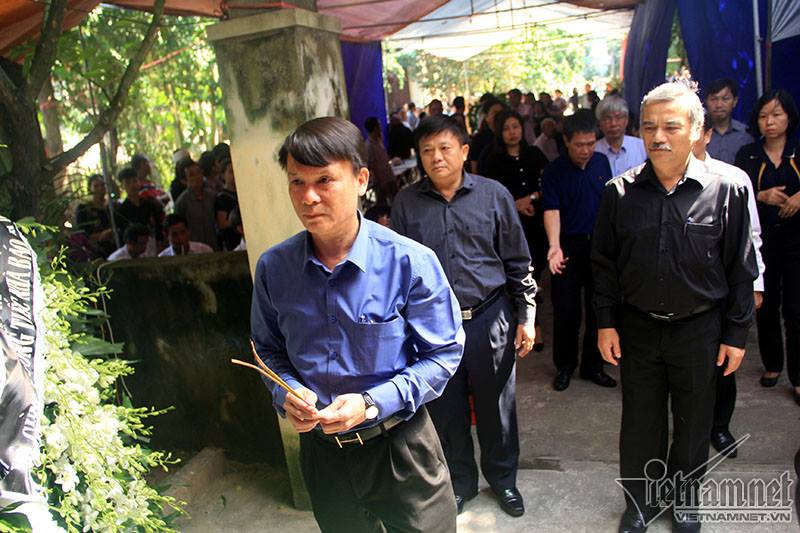 le vieng dinh huu du tai que nha nuoc mat khong ngung roi