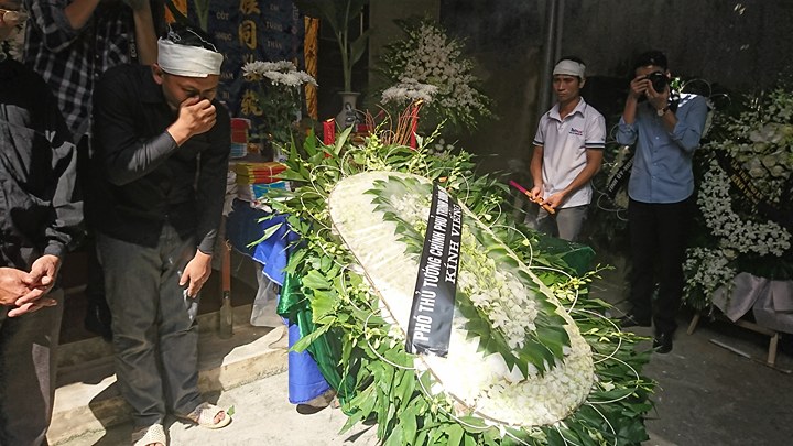 le vieng dinh huu du tai que nha nuoc mat khong ngung roi