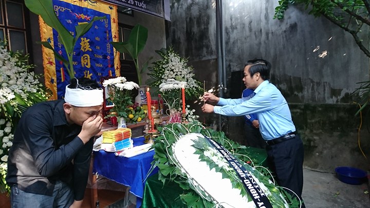 le vieng dinh huu du tai que nha nuoc mat khong ngung roi