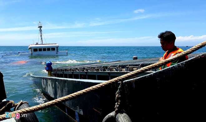 tau cho 3000 tan thep chim o bien 21000 lit dau bi boc hoi