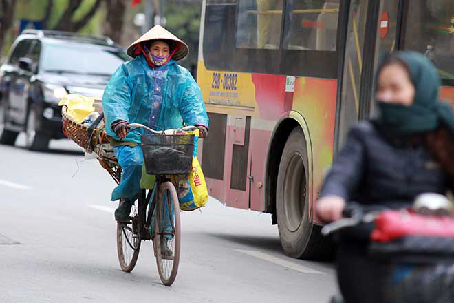 mua ret duoi 20 do c dan thu do khoac chan ra duong