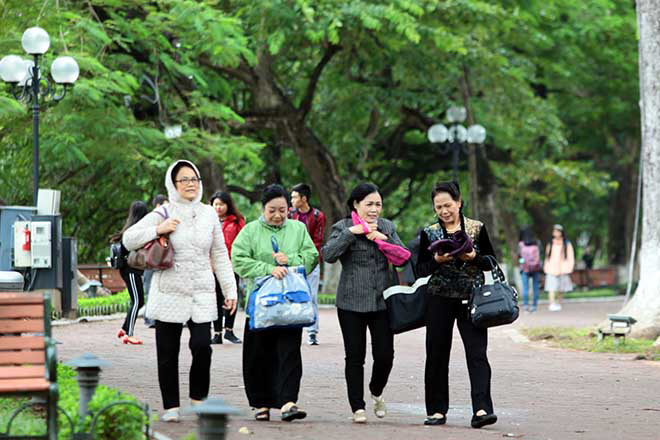 mua ret duoi 20 do c dan thu do khoac chan ra duong