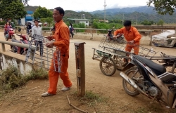 nguoi phu nu ngheo 5 nam keu cuu vi bi ngung cap dien