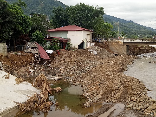 ty phu tre bong thanh ngheo kho sau mot dem mua lu