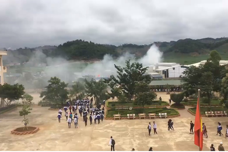 son la nguoi dan hoc sinh khon kho vi khi thai nha may phan bon