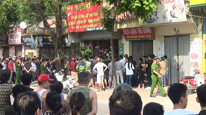 ha noi mot phu nu bi khong che bang sung bat lam con tin