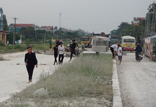 duong thi cong cham bui mu mit dan thanh hoa dat chuong ngai vat chan o to qua lai