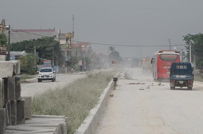 duong thi cong cham bui mu mit dan thanh hoa dat chuong ngai vat chan o to qua lai