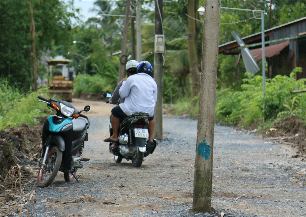 gan 20 tru dien duoc trong giua con duong rong gan 4 met