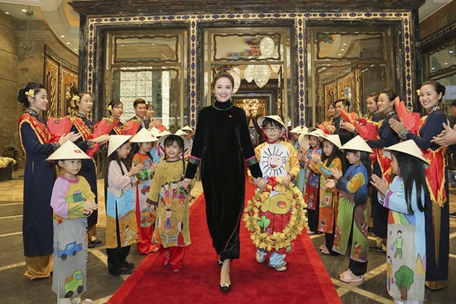 4 co vo dai gia giau nut do do vach cua sao nam viet gom nhung ai
