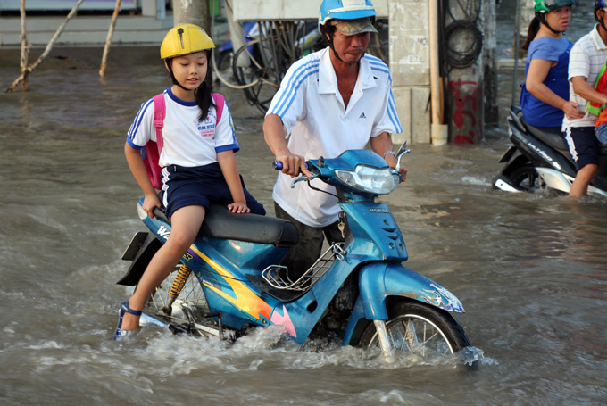 anh ngap nhieu tuyen duong o khu biet thu sang chanh nhat can tho